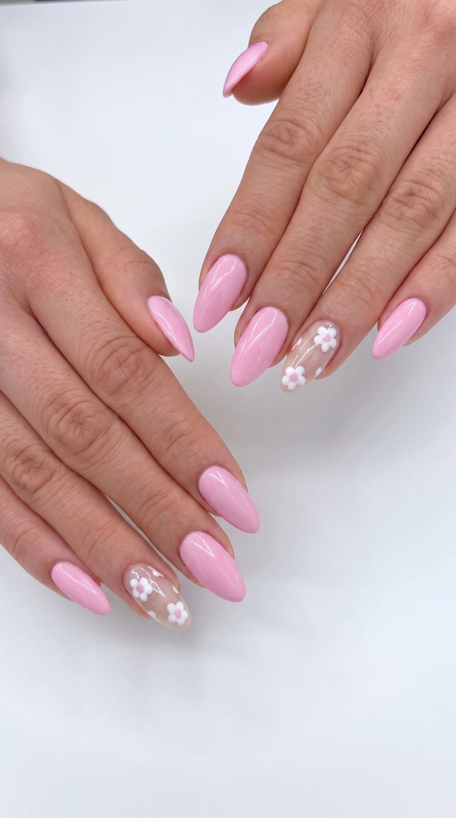 Bubblegum Daisy Dream Summer Nail Design