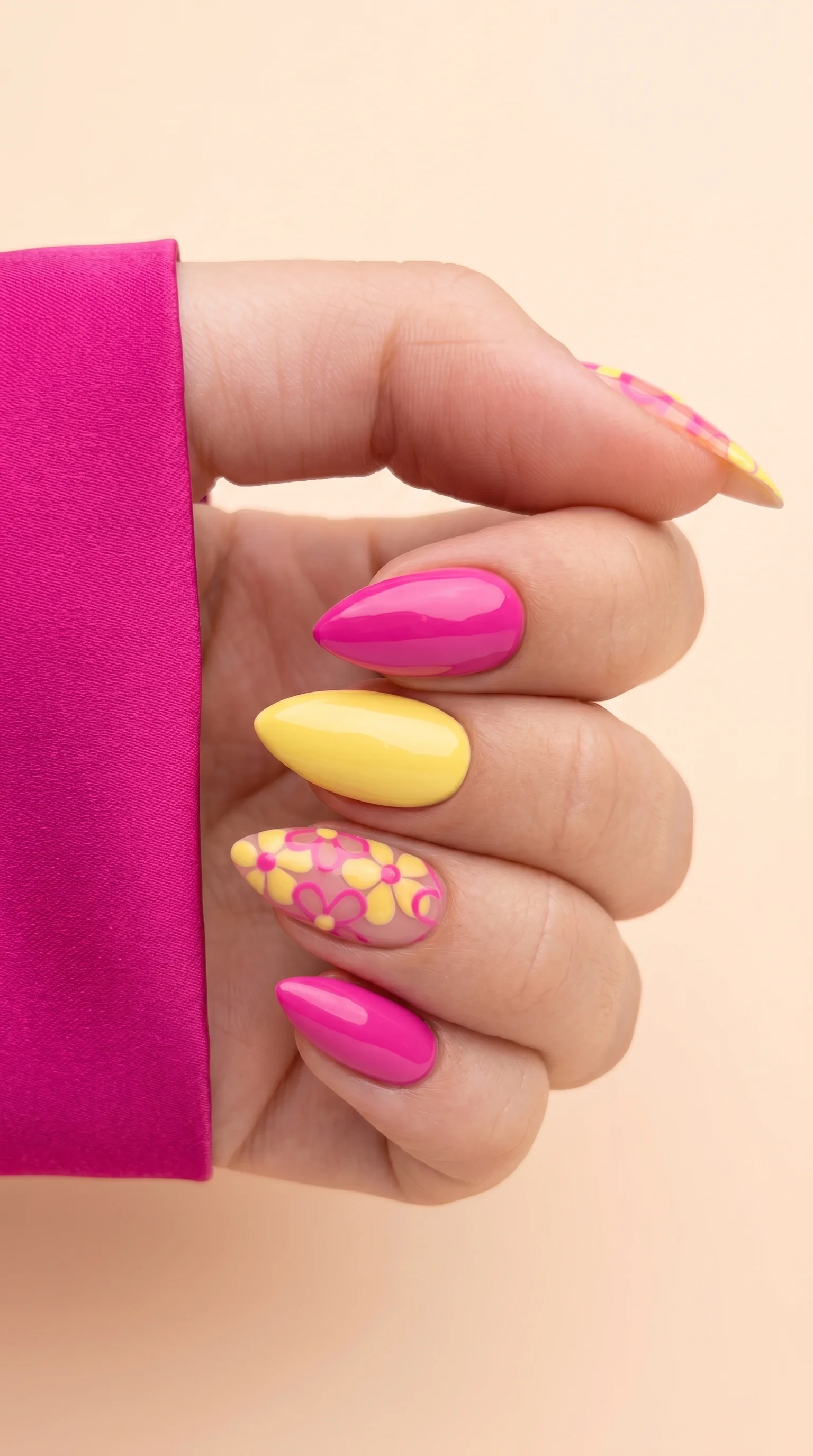 Retro Barbie Daisy Summer Nails