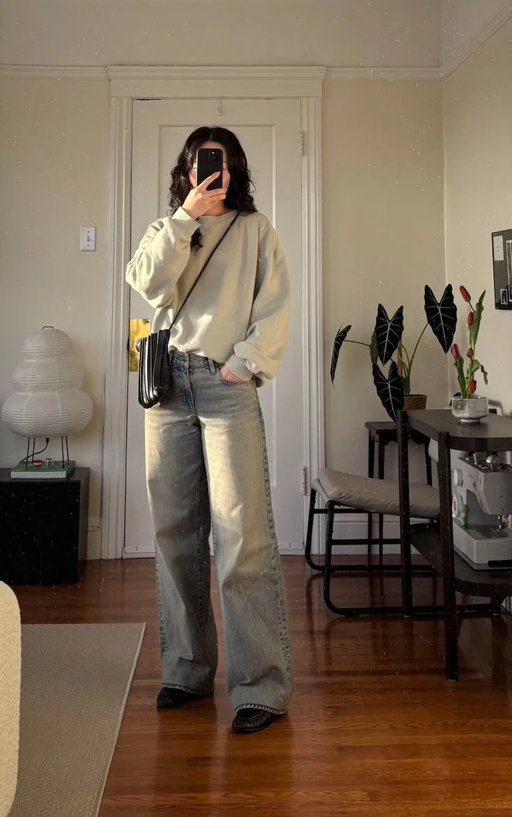 Oversized Cream Sweatshirt With Wide-Leg Jeans
